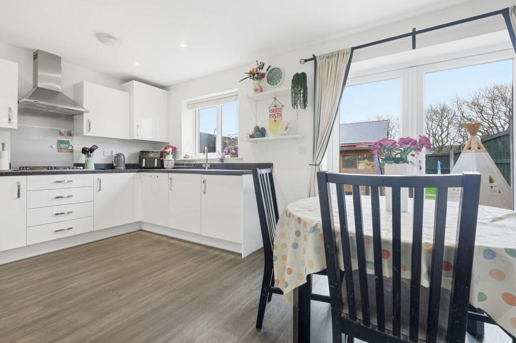 School Avenue, Dunton Fields, Laindon, SS15 photo 2
