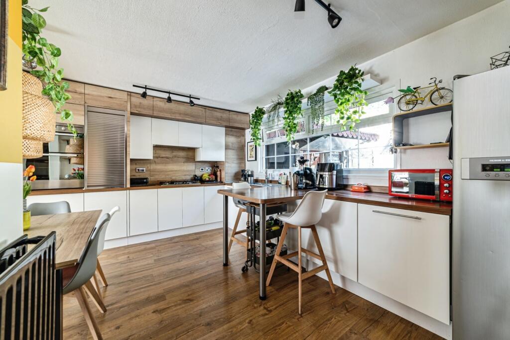House in Basingstoke and Deane, Winklebury - More