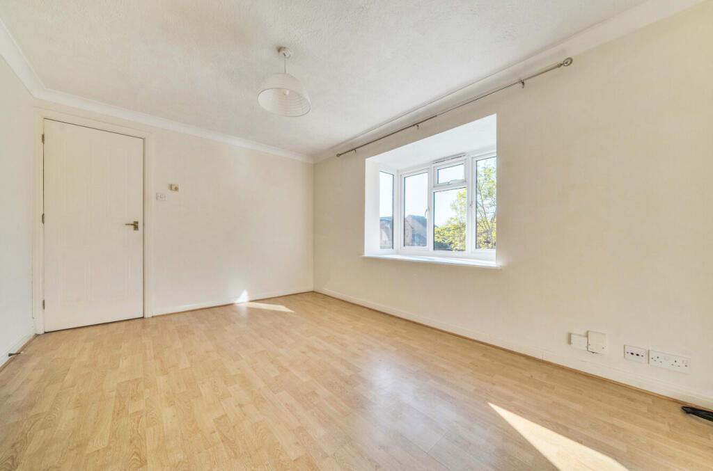 Apartment in Guildford, Burpham - View 3
