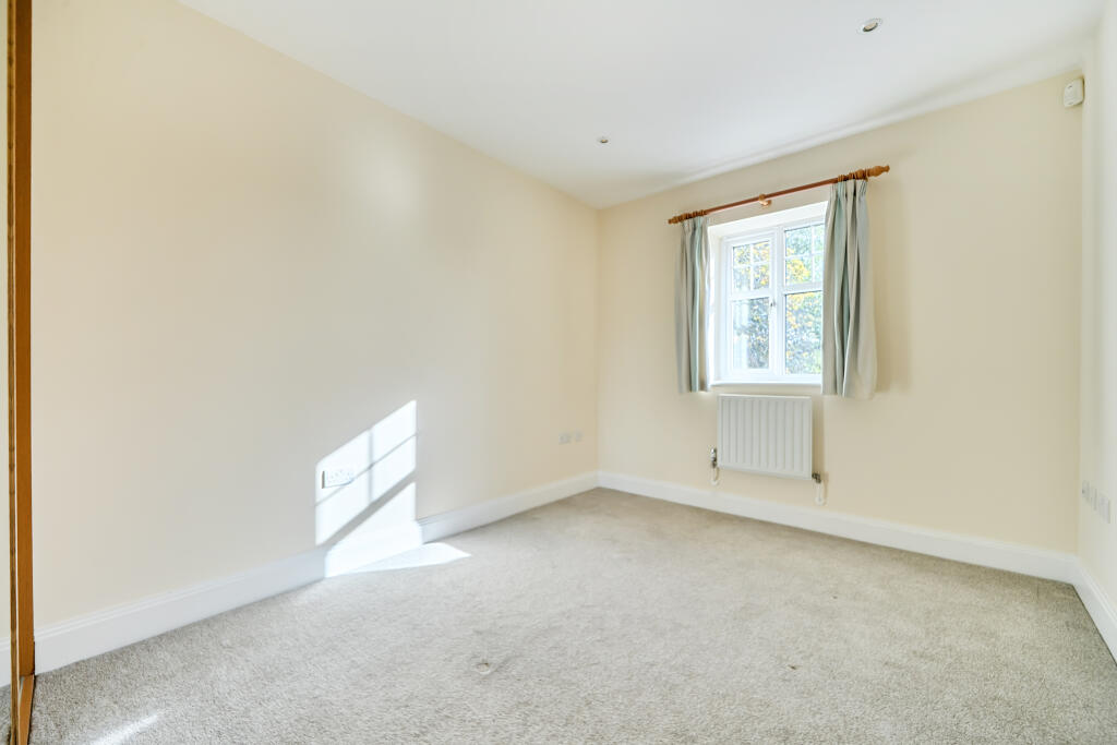 Apartment in Maidenhead, Bray Wick - View 5