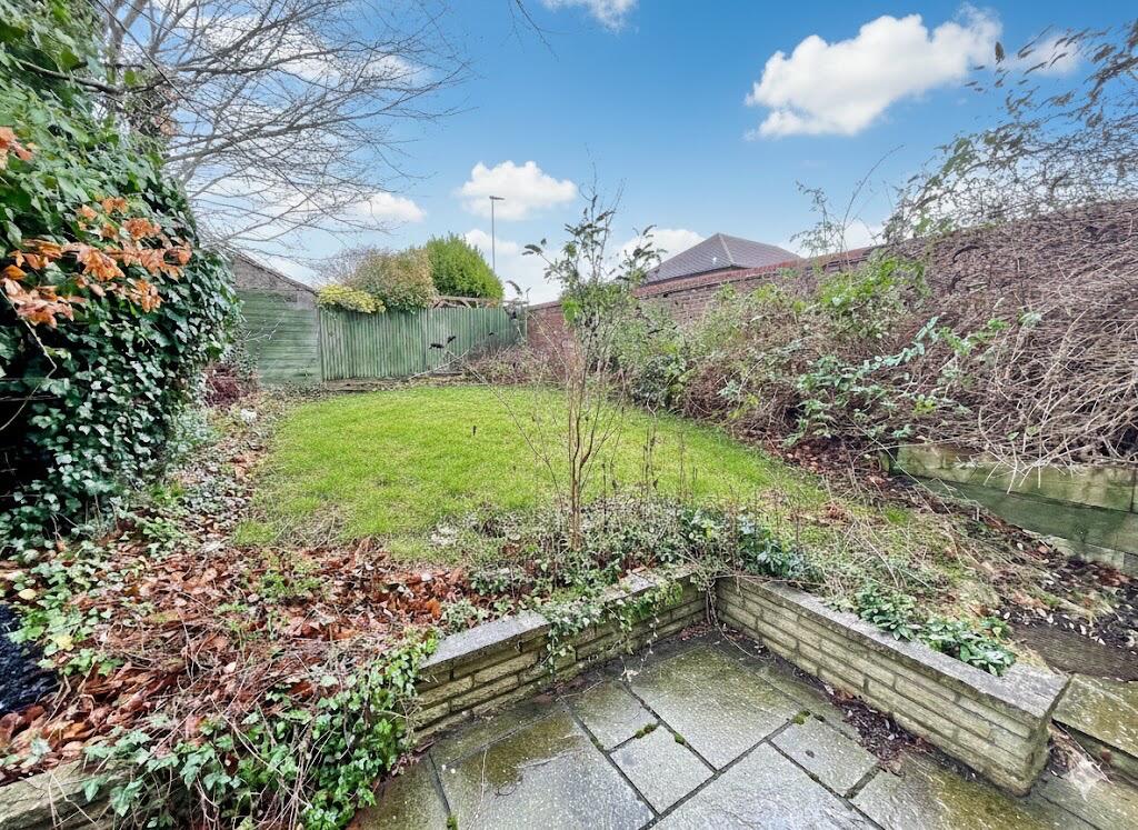 Heron Drive, Luton, Bedfordshire, LU2 7LZ photo 2