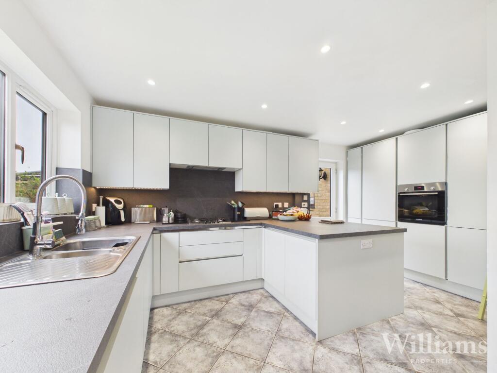 House in Aylesbury, Watermead - View 2