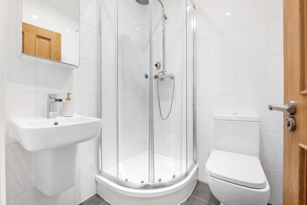 Apartment in London, Blenheim Gardens Estate, Brixton - More