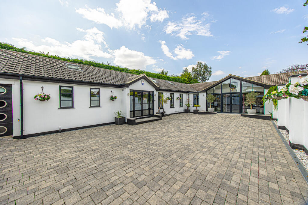 Main image of property: High Road, Rayleigh, SS6