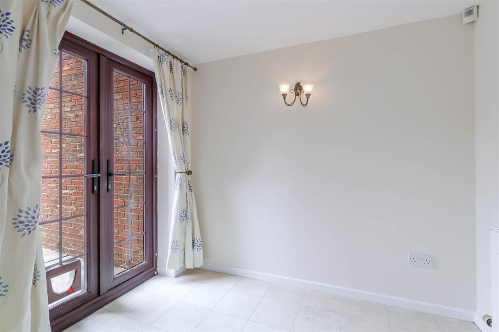 House in Gloucester - View 4