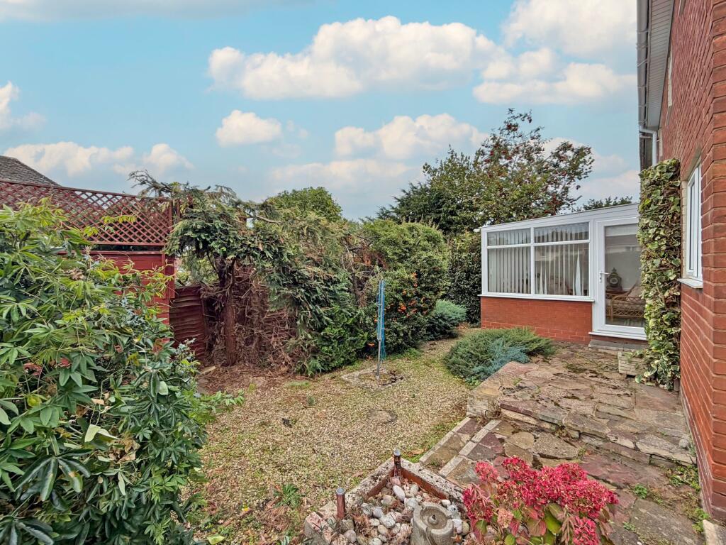 Van Diemans Road, Wombourne, WV5 photo 2