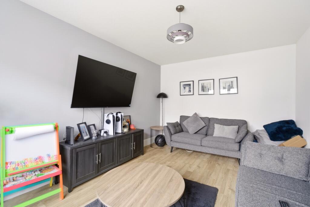 Mallard Crescent, Caddington, Luton, Bedfordshire, LU1 photo 3