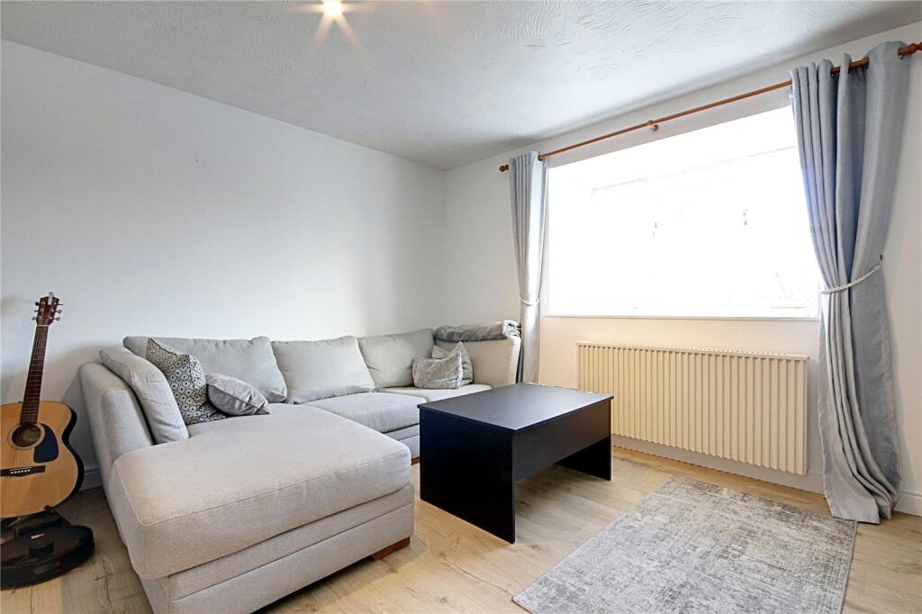 Apartment in Enfield, Enfield Island Village, London Borough of Enfield - View 3