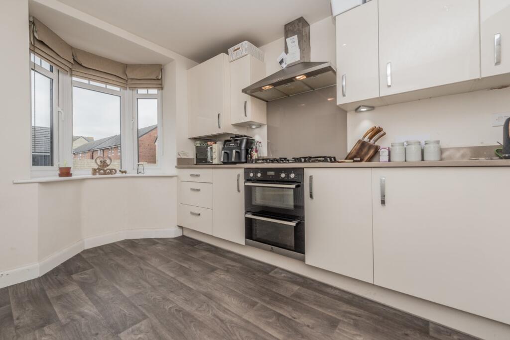 Ridge Lane, Birkenshaw, Bradford, West Yorkshire, BD11 photo 4