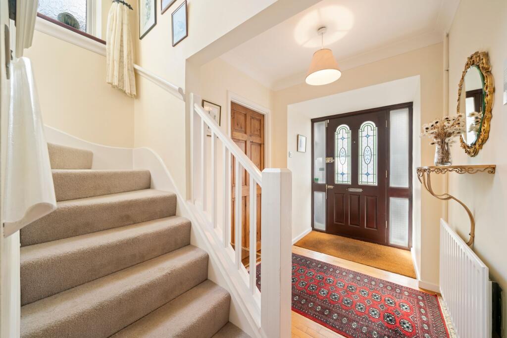 29, Knowle Park, Cobham, KT11 photo 4