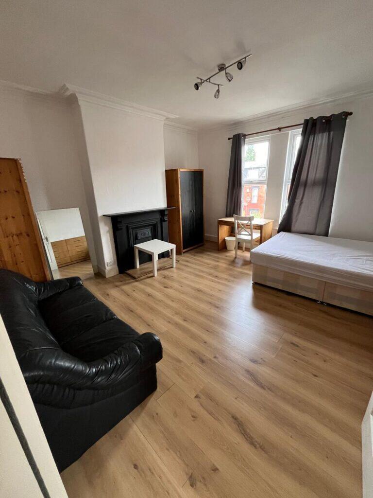 8 bedroom terraced house for rent