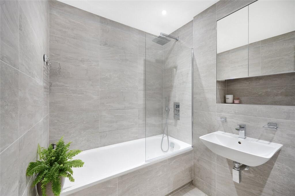 Apartment in London, Leytonstone - View 4