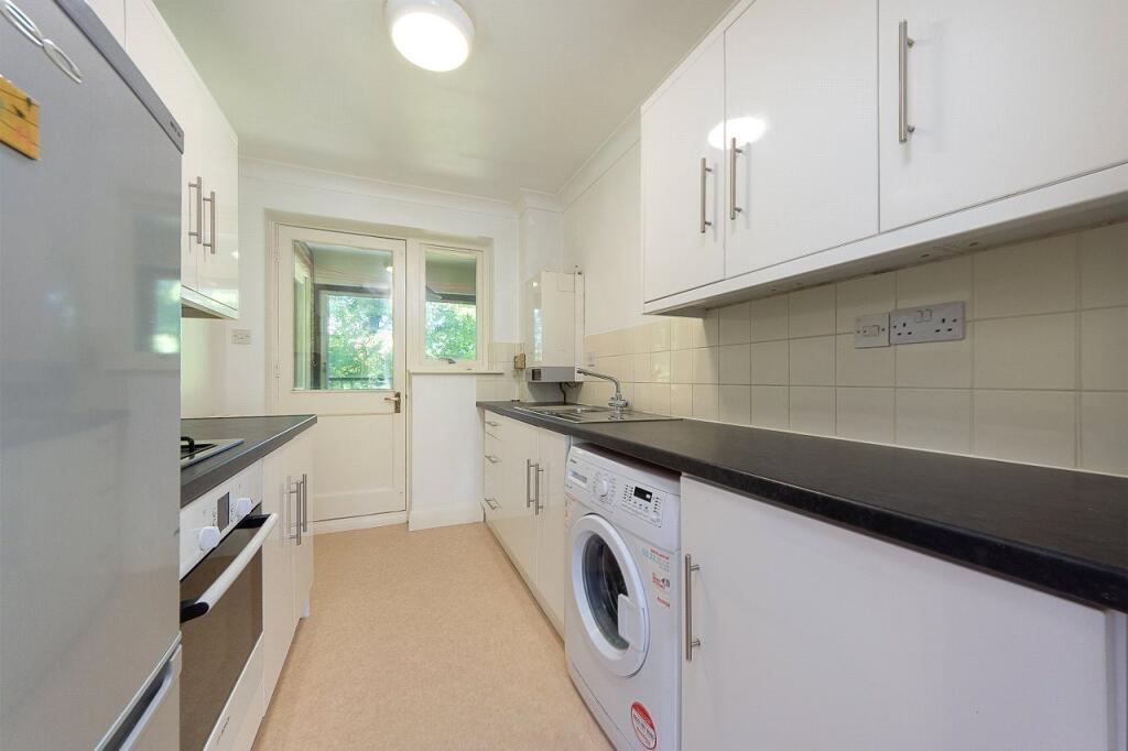 Apartment in Epsom and Ewell, Stoneleigh - View 4