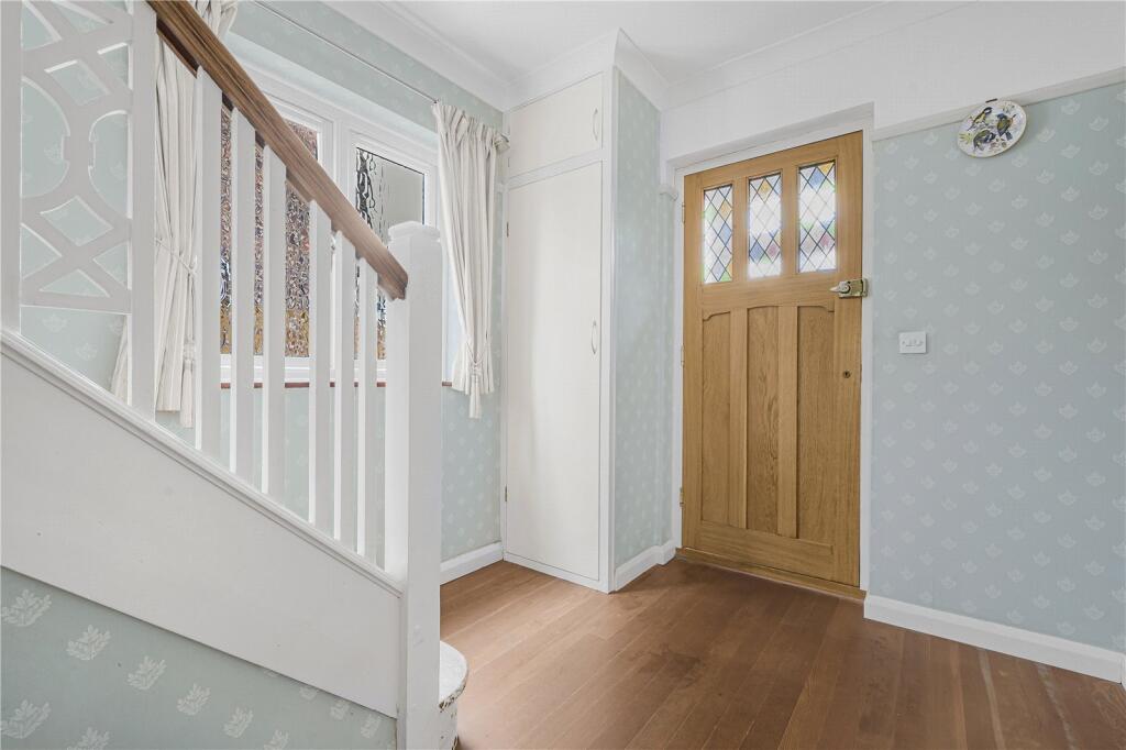 House in Sunbury-on-Thames, Kempton Park - More