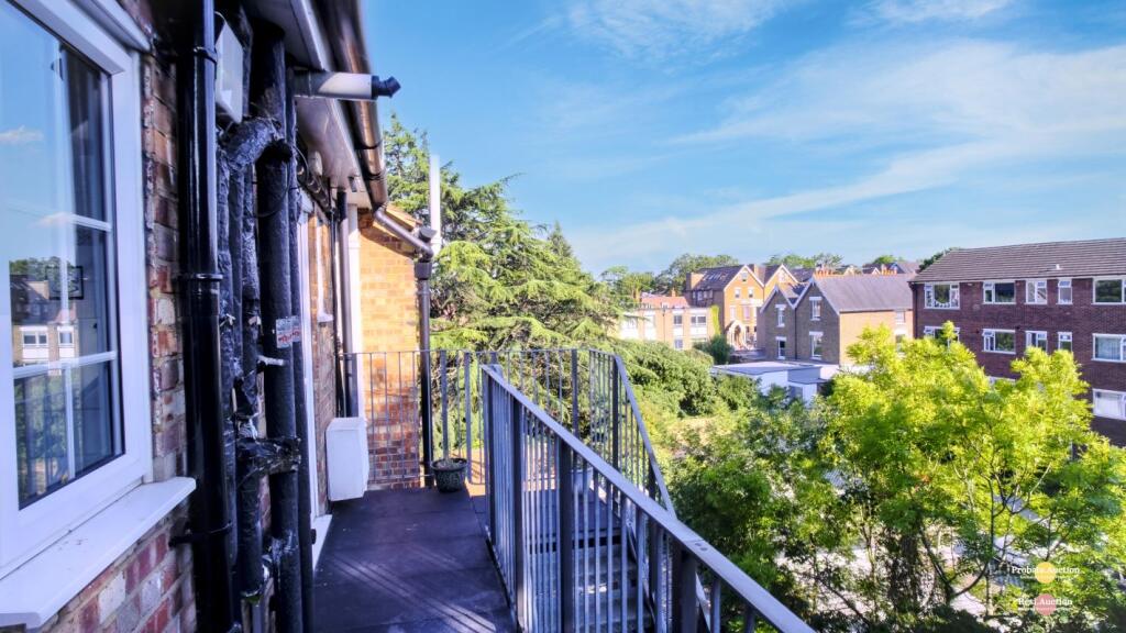 80 Gloucester Court, Kew Road, Richmond, Surrey, TW9 3EA photo 4