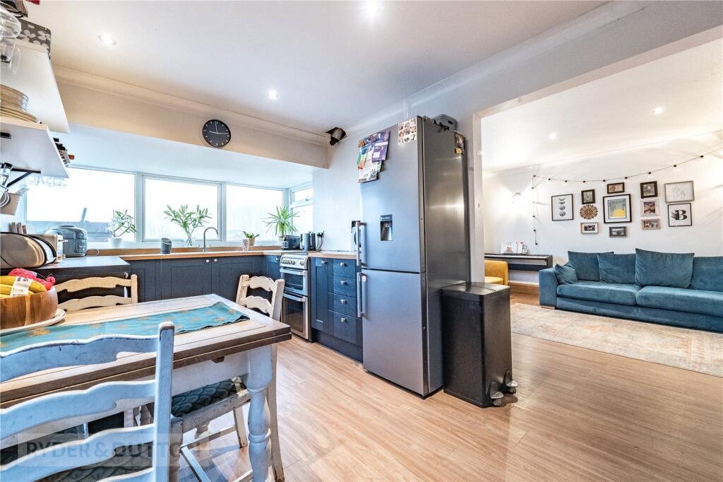 Chiltern Avenue, Lindley, Huddersfield, West Yorkshire, HD3 photo 2