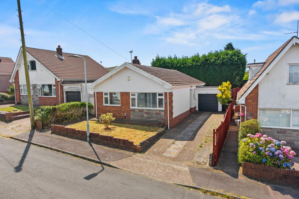 Main image of property: Twyni Teg, Killay, Swansea, SA2 7NS