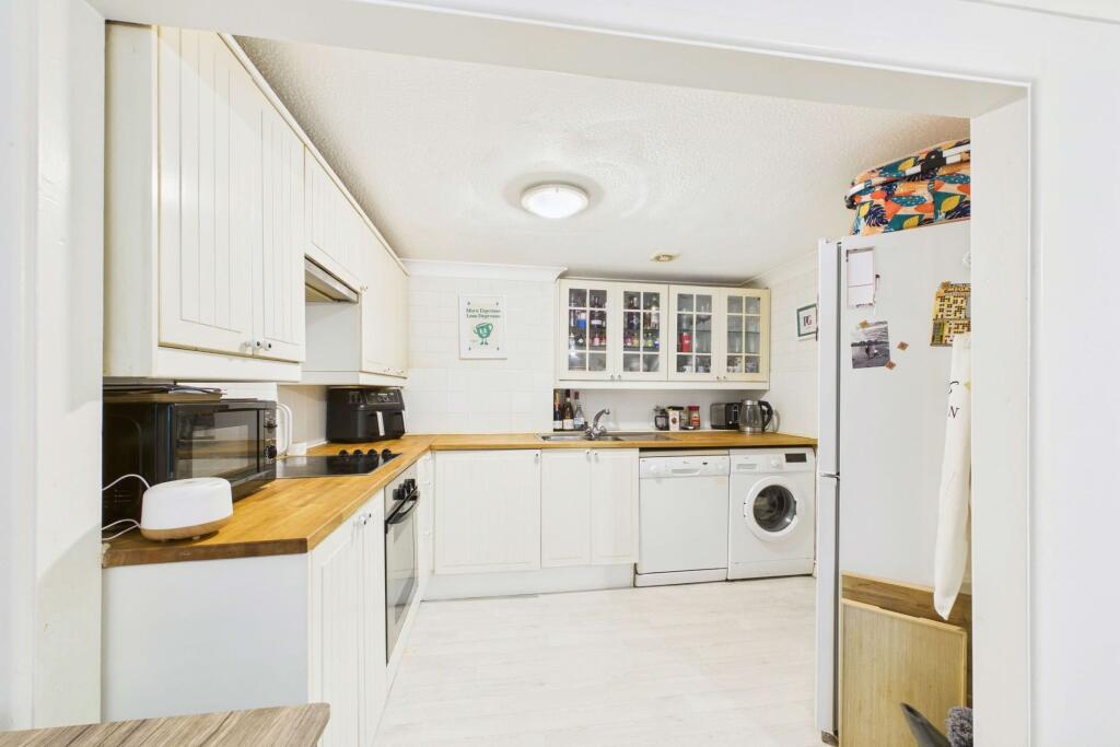 Apartment in Torquay, Torbay - View 5