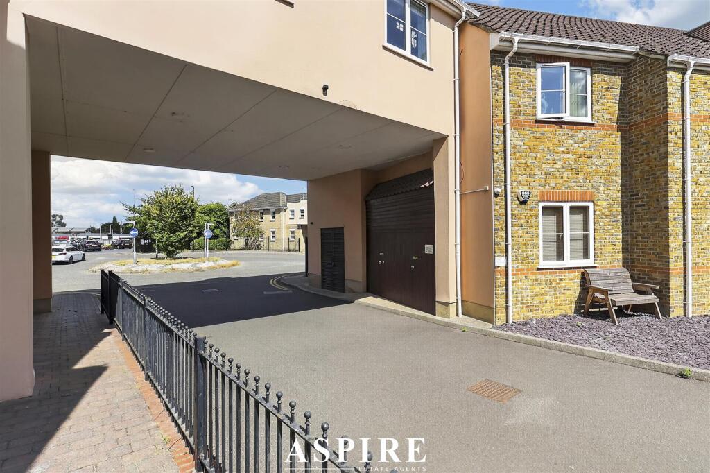 Apartment in Southend-on-Sea - View 3