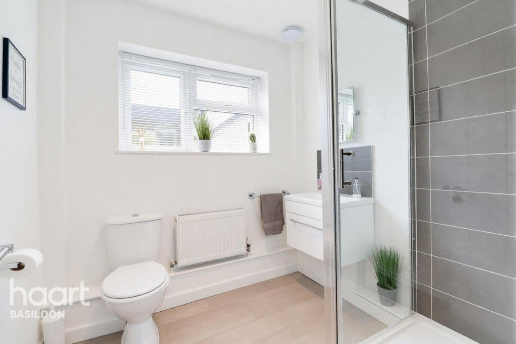 House in Basildon, Essex - View 4