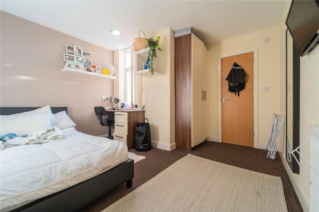6 bedroom house for rent