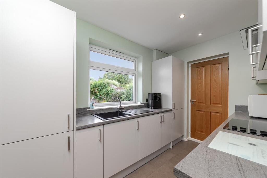 Chiswell Green Lane, St. Albans photo 4
