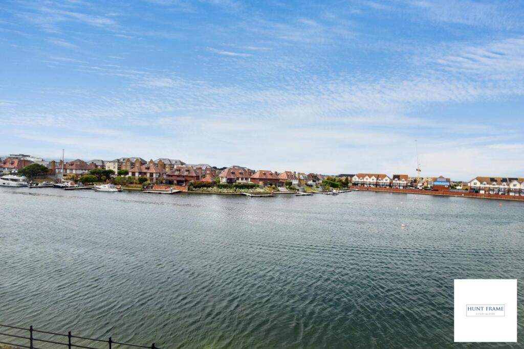 Apartment in Eastbourne, East Sussex - View 2