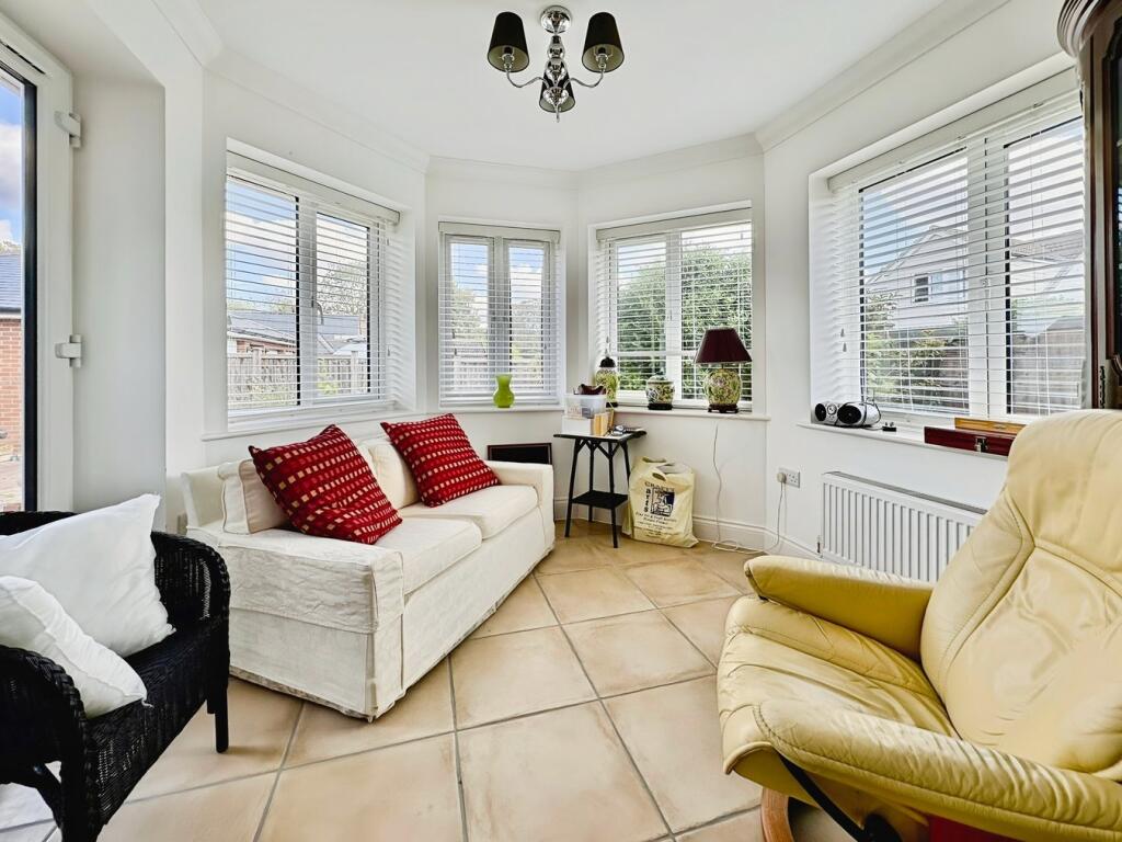 House in Chelmsford, Broomfield - More