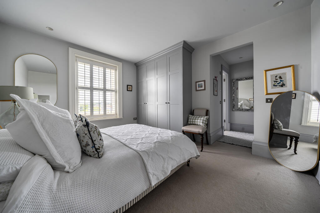 House in Winchester, Sleepers' Hill - More