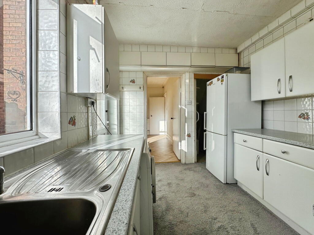 House in Wolverhampton, West Midlands - More
