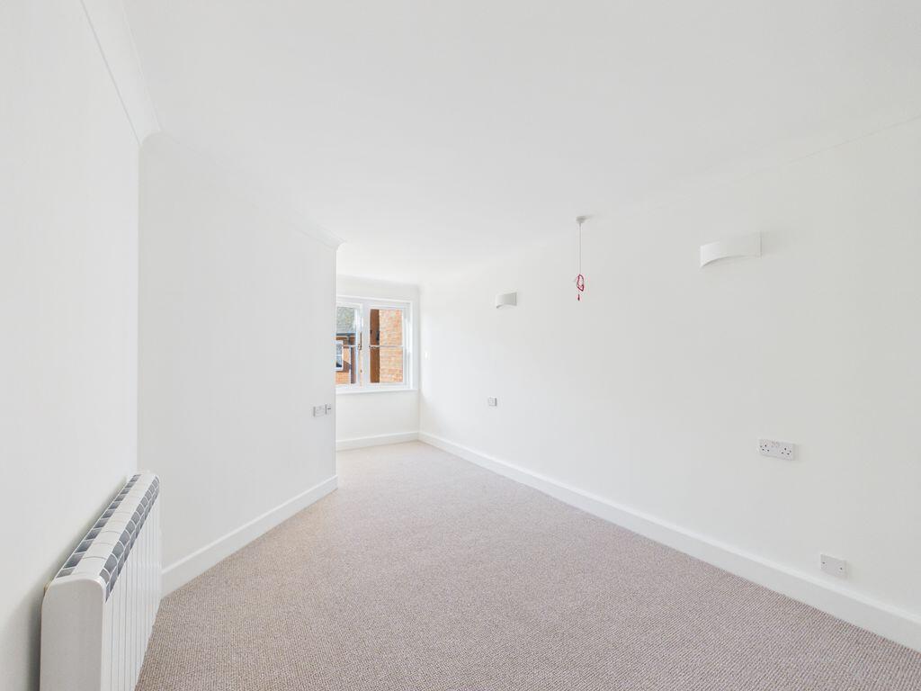 Apartment in Gloucester - View 5