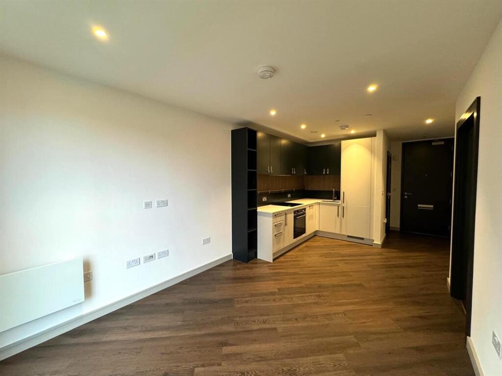 Apartment in Spelthorne, Birch Green, Staines-upon-Thames - More