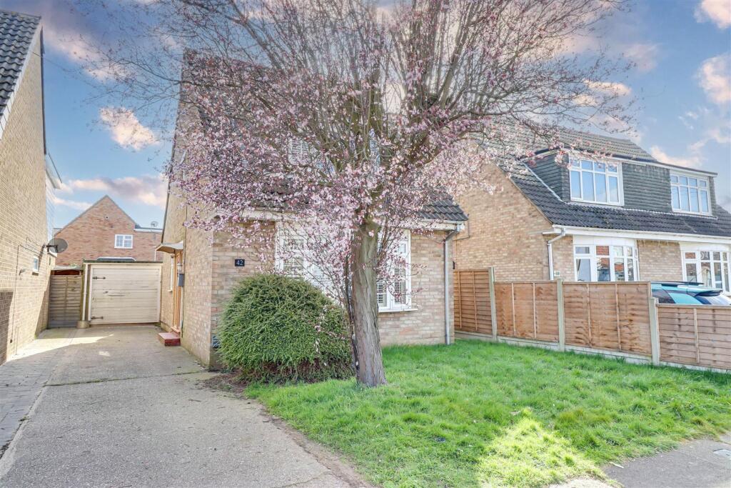 4-bed detached on * STAR BUY * Langford Crescent, Thundersley, £365,000