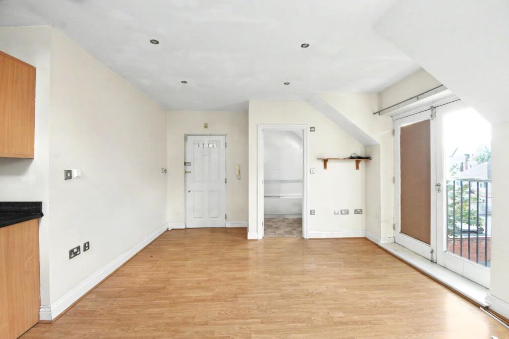 Apartment in Runnymede, Chertsey - View 5