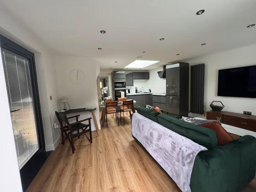 House in Worcester - View 4