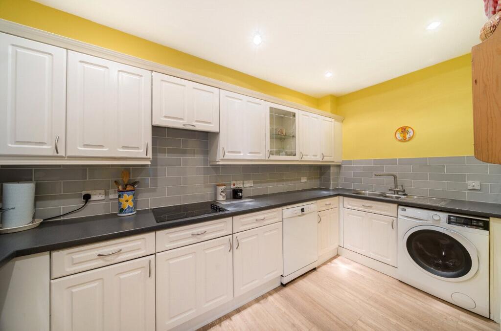 Ravens Court, Castle Village, Berkhamsted, Hertfordshire, HP4 photo 3