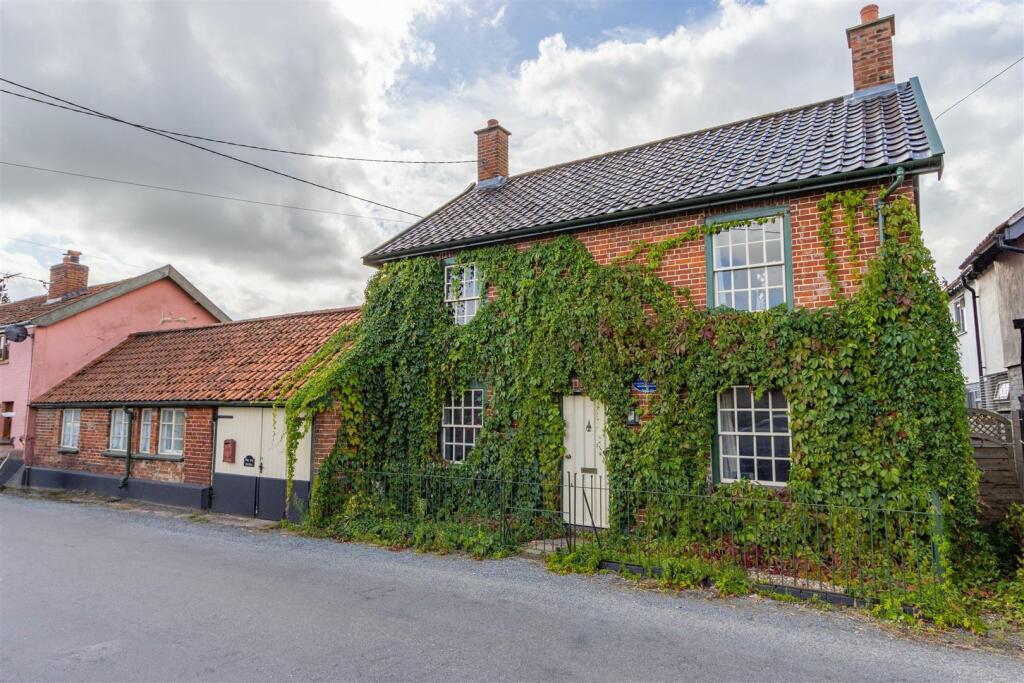 3-bed semi-detached on Low Road, Billingford, £395,000