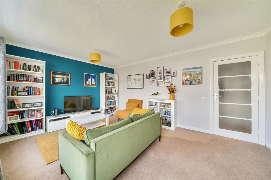 Apartment in London, Royal Borough of Kingston upon Thames - More