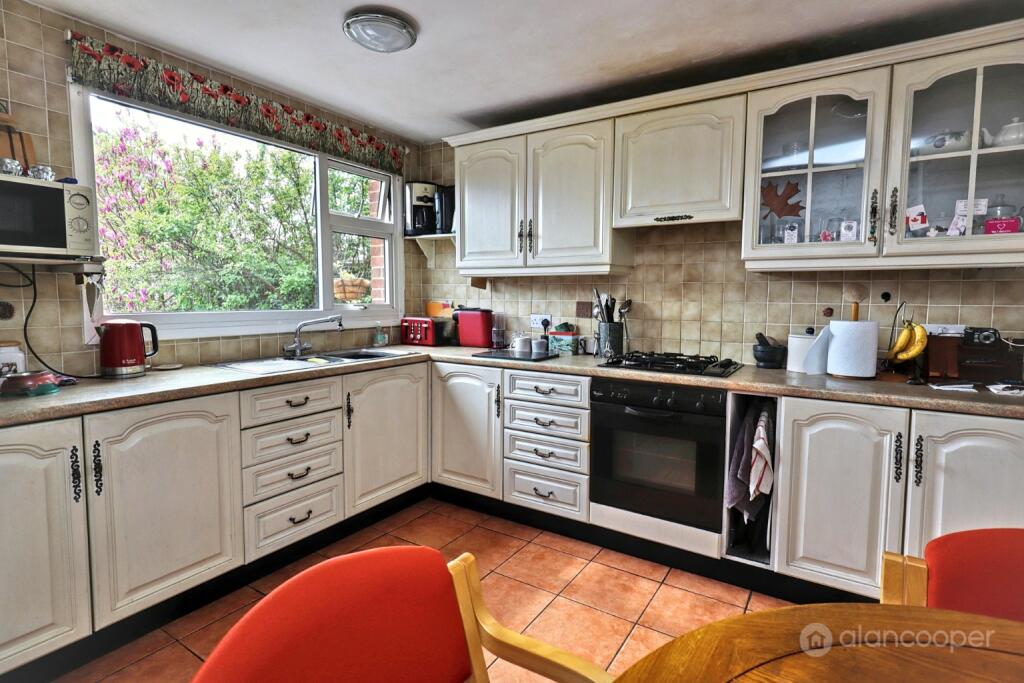 House in Nuneaton and Bedworth, Warwickshire - More