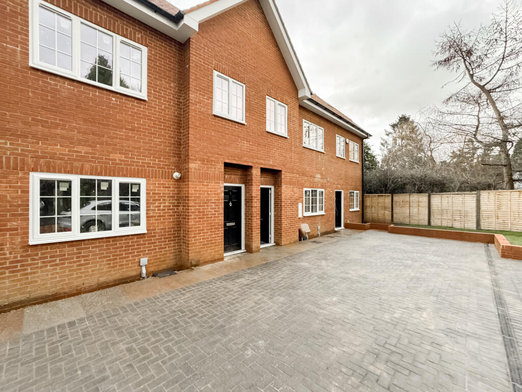Main image of property: Pinecoat drive, CR8