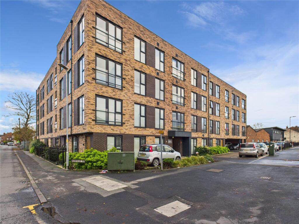 2-bed flat on Higher Road, Urmston, Manchester, Greater Manchester, M41, £82,250