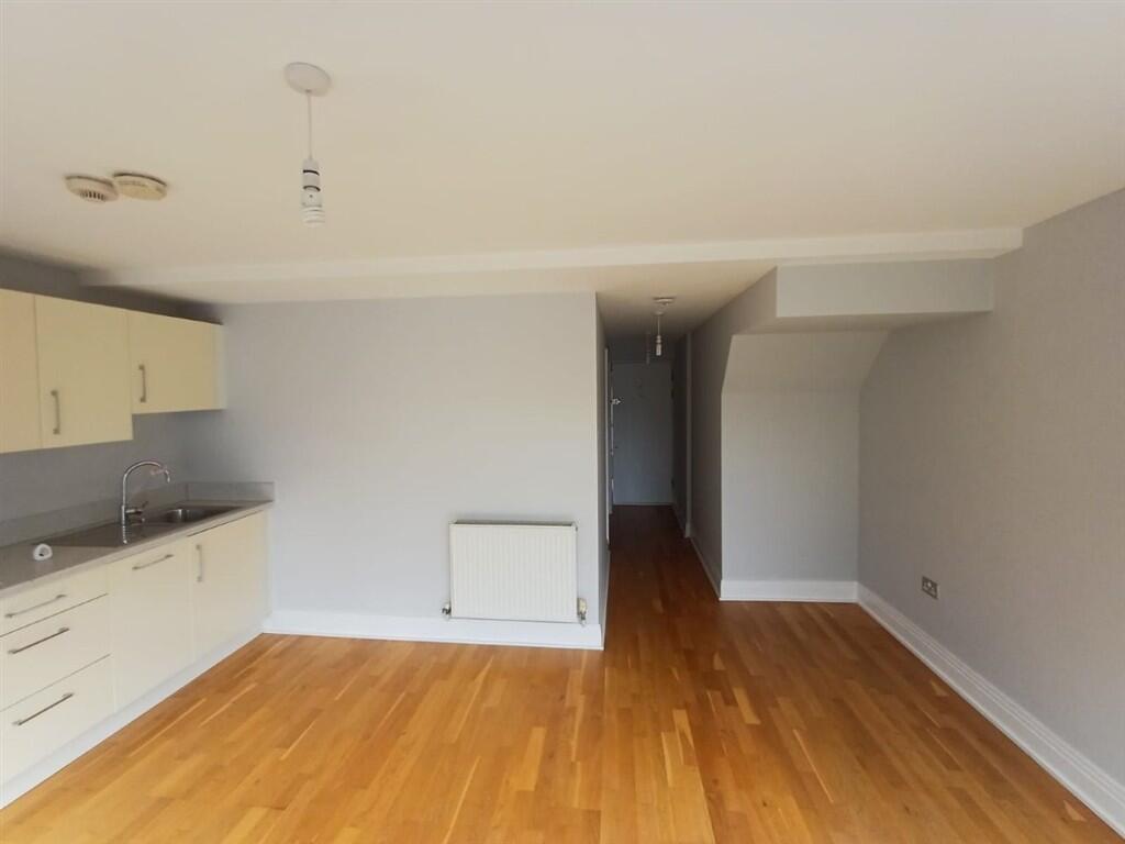 Apartment in Kingston upon Thames - View 4