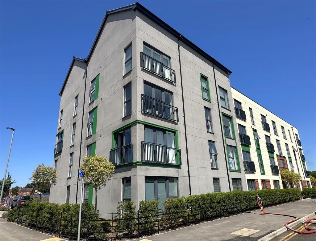 2-bed flat on Foundry Lane, Chippenham, £227,500