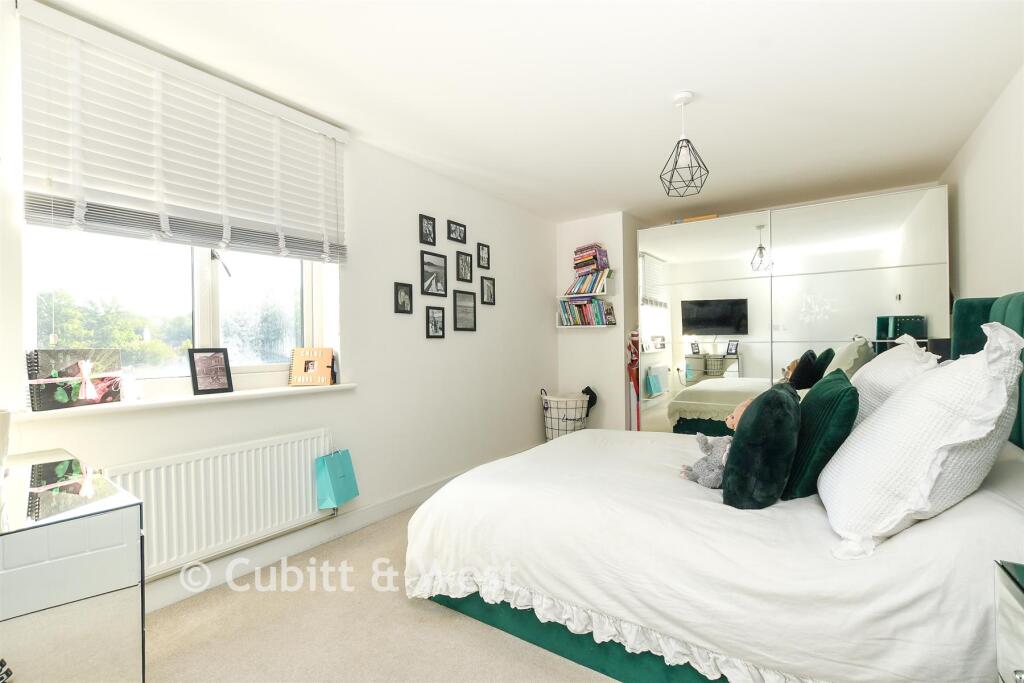 Apartment in Crawley, Lowfield Heath - More