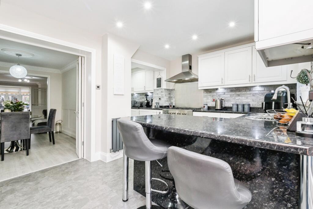House in Romford - More