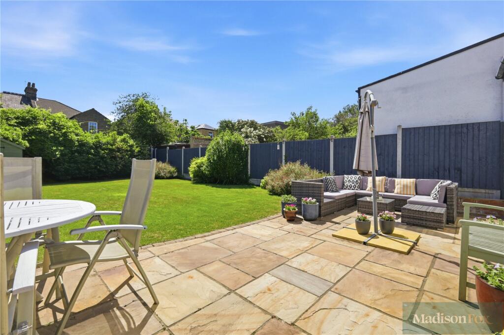 House in London, South Woodford - View 2