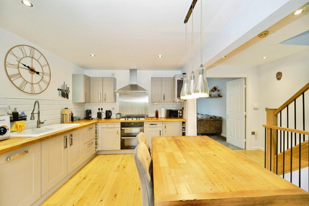 House in Leeds, Robin Hood - View 5