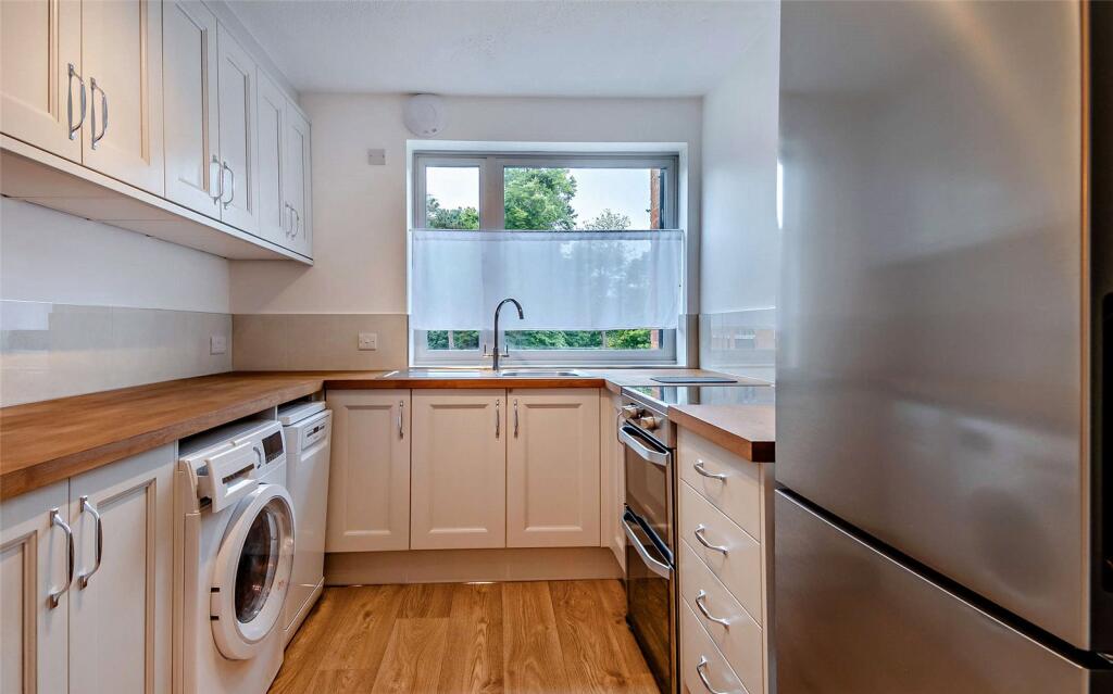 Apartment in Cambridge, Cambridgeshire - View 3