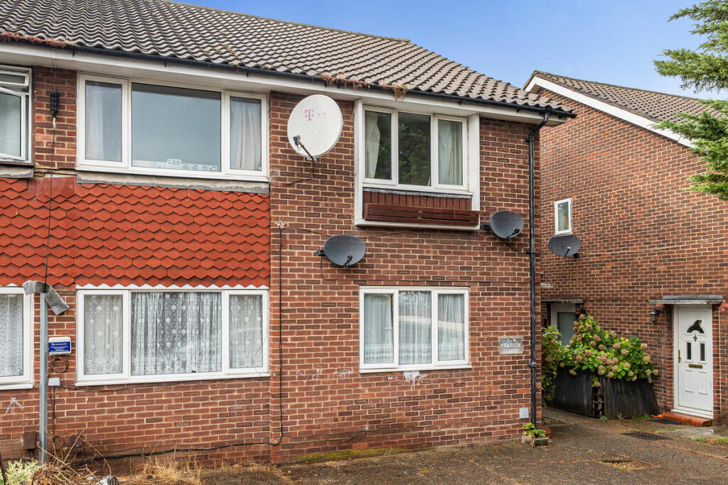 2-bed flat on Central Road, Morden, SM4, £300,000