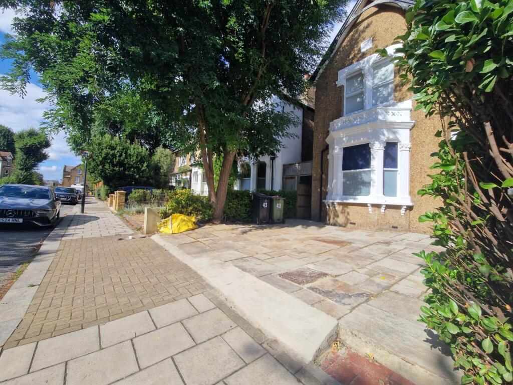 House in London - View 2